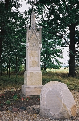 Pomnik Viehweg. Stan z 24 lipca 2003r. W 2002r. przed pomnikiem umieszczono kamień w kształcie otwartej książki z angielskimi i polskimi napisami wyjaśniającymi ideę jego powstania.