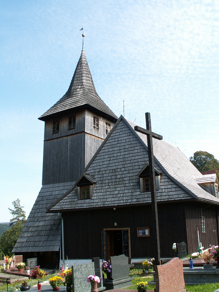 Drewniany kościół Matki Bożej Królowej Polski w Grzmiącej w Górach Kamiennych