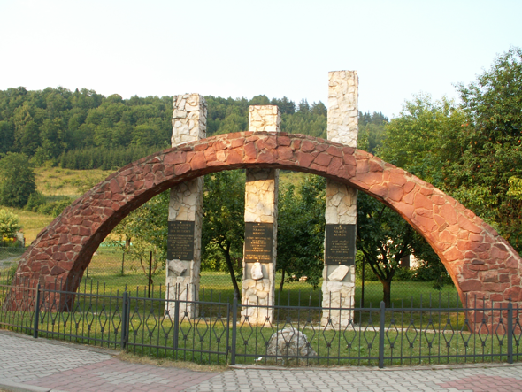 Pomnik Trzech Kultur poświęcony polskim, czeskim i niemieckim mieszkańcom Pstrążnej, którzy przyczynili się do jej rozwoju.