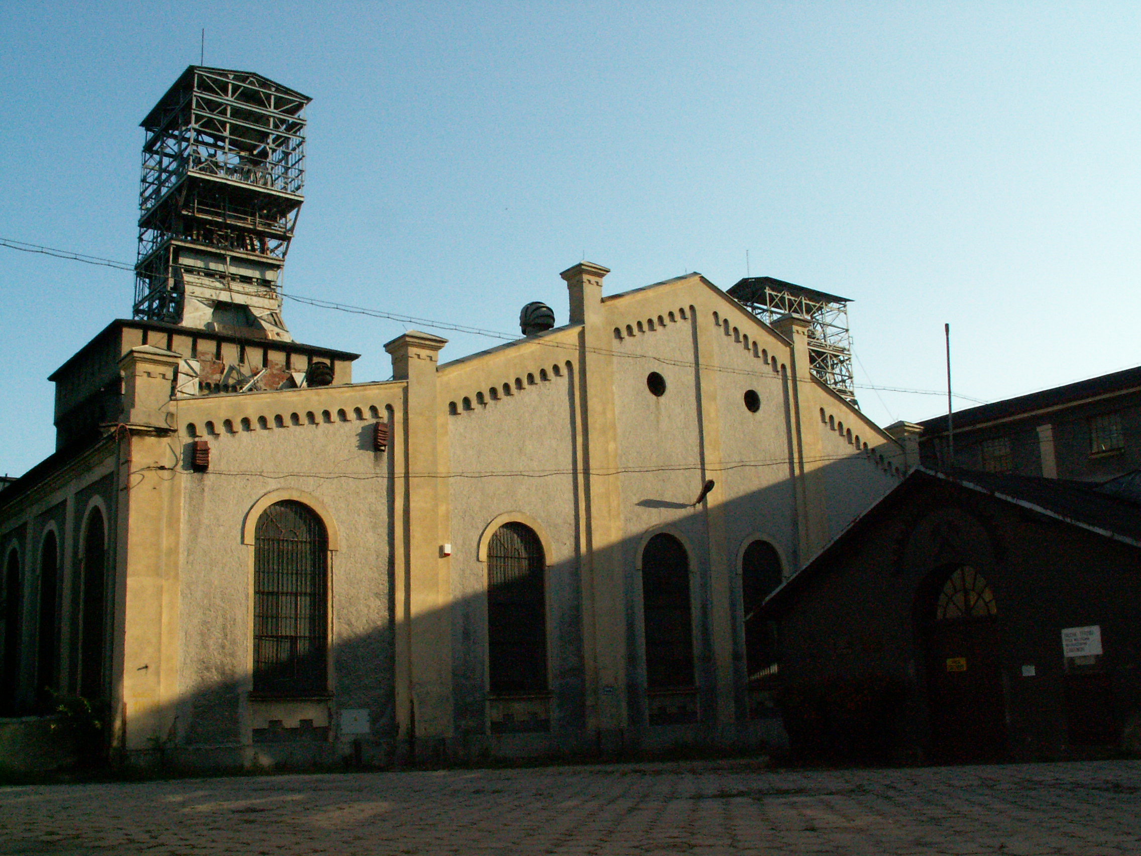 Wałbrzych-zabytkowy szyb kopalni „Julia”. Obecnie mieści się tu Centrum Nauki i Sztuki Stara Kopalnia